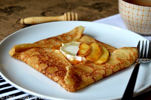 Crêpes au chèvre et pommes au caramel au beurre salé