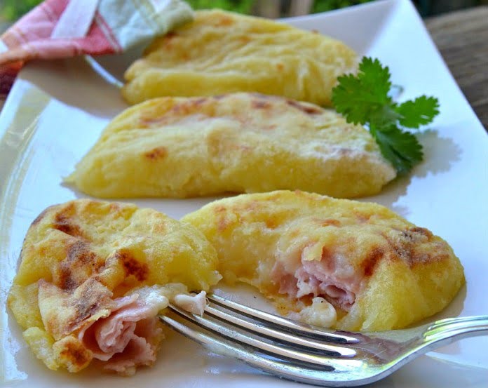 Croissants de pomme de terre au four avec jambon et fromage